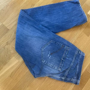 Dondup jeans - Säljer dessa feta dondup jinz, i storlek 33. Aldrig använda och skick 9/10. Skriv vid minsta fråga!
