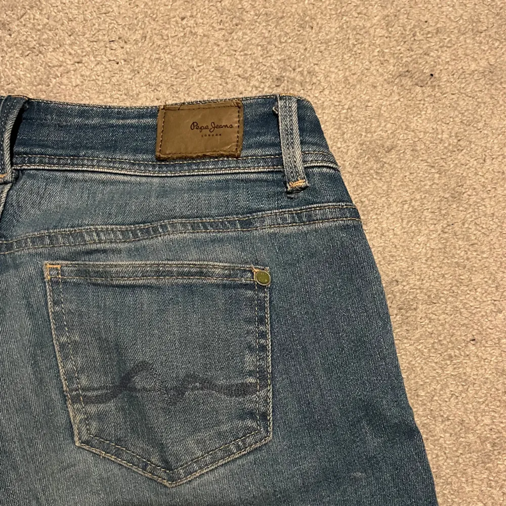 Säljer dessa lågmidjade bootcut jeans från pepe jeans. Säljer då de tyvärr är lite stora på mig. Nypris 1185kr. Pris kan diskuteras . Jeans & Byxor.