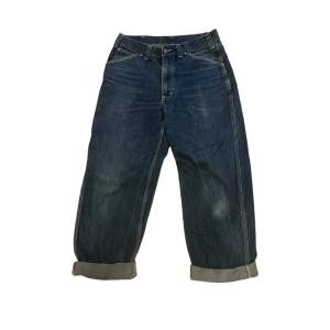ett par riktigt feta baggy jeans som säljs för 150kr, märket är ökänt men heter pearson.