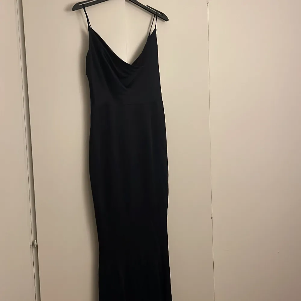 Jättefin långklänning i mörkblå/svart färg beroende på ljuset. Använt den 1 gång, storlek S och jag är 164 cm lång . Klänningar.