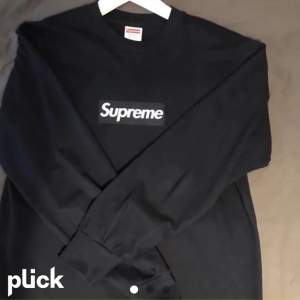 Supreme longsleeve navy Köpt från stockx, 100% autentisk, skick: 9/10, går för runt 3000kr deadstock, Mitt pris: 1600kr