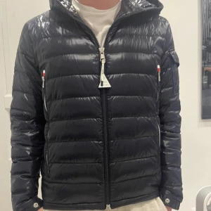 Moncler  - En moncler jacka modell galion. Köpt på Nk. Kvitto etc finns. Nypris är 10000kr. Perfekt skick. Storlek 2 (M) Vid frågor ”kontakta”