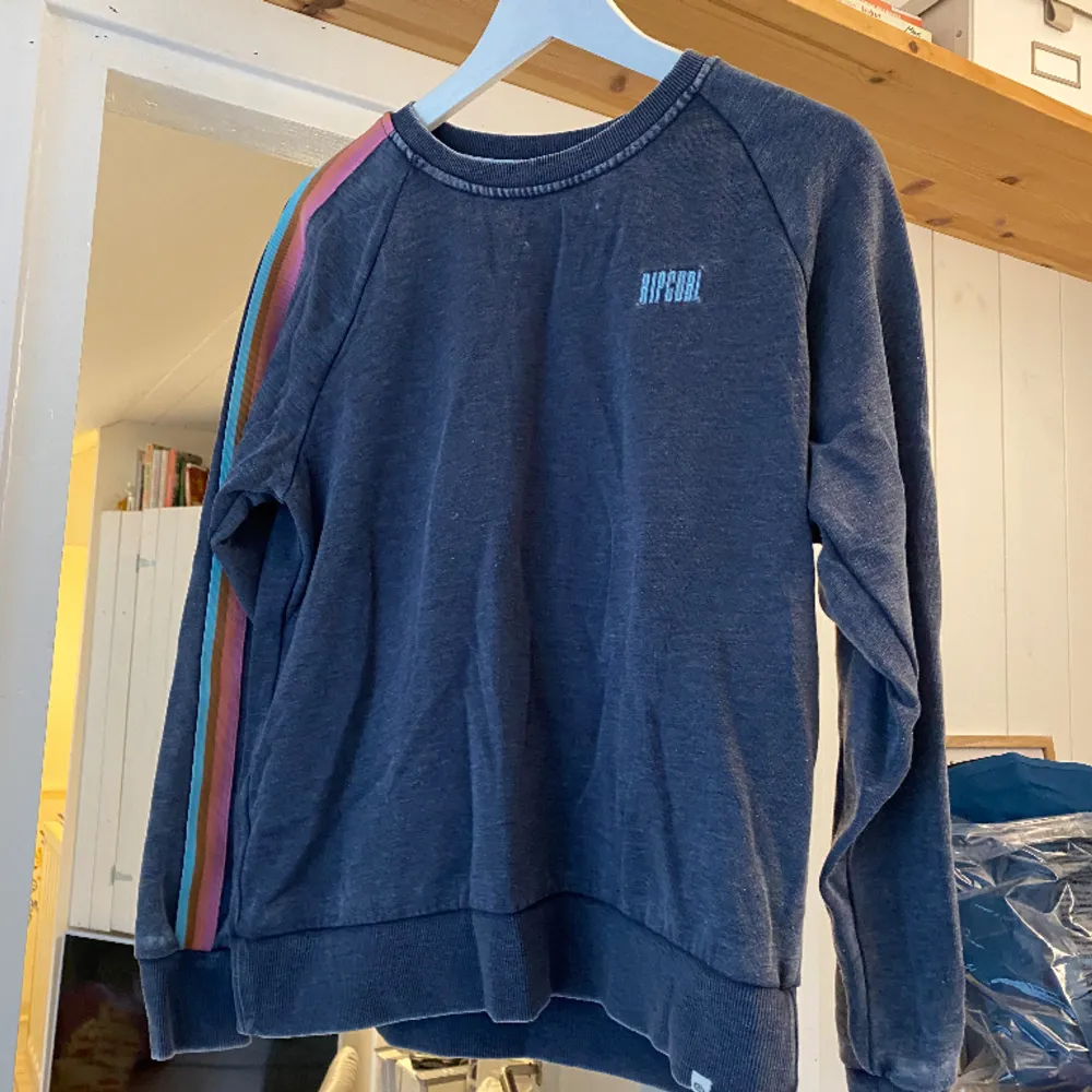 Ripcurl sweatshirt i en gråblå färg med detaljer på armarna:) fint skick!⭐️storlek xs men den passar mig bra som brukar ha s ungefär:). Tröjor & Koftor.