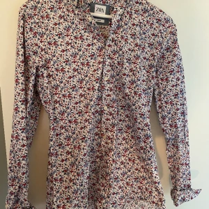 Blommig skjorta - Vit skjorta med blommor Zara 