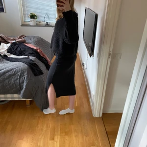 Medel lång kjol - Säljer denna kjol! Bra skick! Storlek L men är väldigt liten i storleken, jag är vanligtvis en S💕 nypris 300kr