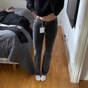 Helt nya jeans! - Säljer dessa nya Bikbok jeans med lapparna kvar! De är i low waist modell! Säljer då dom inte satt jag jag önskade!💕 jag är 175 för referens! 26/34, nypris 700kr