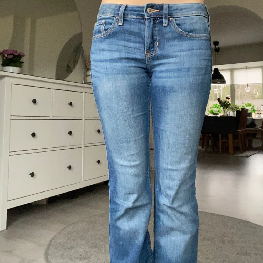 Säljer dessa hollister jeans som jag köpte förra året i usa. Använda typ två ggr! Byxorna är storlek 25x34 men passar mig som vanligtvis har 34. Kom privat för mått eller andra frågor! 💘. Jeans & Byxor.