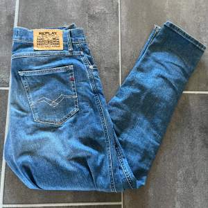 Tja säljer mina snygga replay jeans då dom är för långa för mig. Sparsamt använda och i väldigt bra skick. Online kvitto finns som nedkommer vi köp.