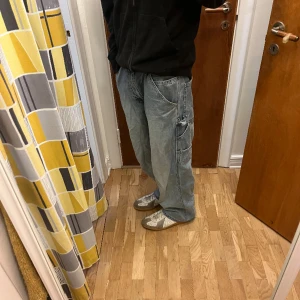 Levis silvertab baggy jeans - Baggy vintage levis jeans från linjen silvertab. 7/10 skick lite heeldrag men d inget man märker.  Priset är väldigt diskuterbart. Om d är några frågor bara kom t dm  MÅTT Midja 42 cm Inseam 72 cm Lår 33 cm Benöppning 24 cm Hela längden 100 cm