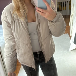 Beige dunjacka - Beige dunjacka från HM Divided Storlek xs