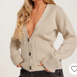 Kofta - Jättefin kofta från nelly , använd en gång och är i storlek xs 🥰 slutsåld på hemsidan. Pris kan diskuteras vid snabb affär 🫶🏻