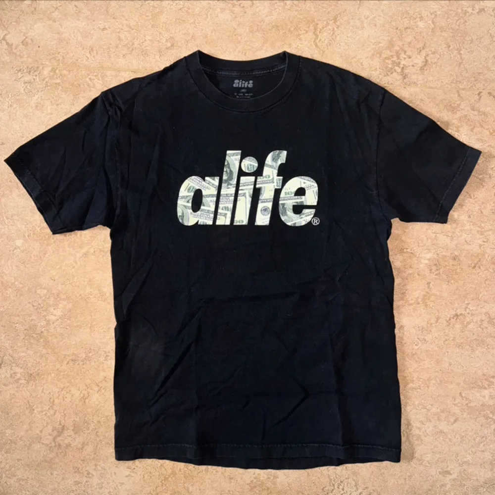 Alife T-shirt med snyggt tryck. T-shirts.