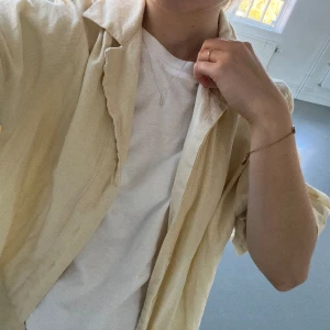 Kortärmad skjorta  - En väldigt snygg kortärmad skjorta i fin ljusgul färg. Linne o bomullsblandning.  Storlek S från Carlings ”herr-avdelning”. (Så snyggt oversize på mig som är 158cm) 💛💛