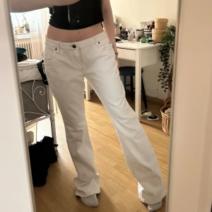 Vita jeans  - Pisssss snygga jeans köpa på humana men tyvärr är för stora på mig😩 modellen är bootcut och jag är 160 och skulle säkert passa S också💞