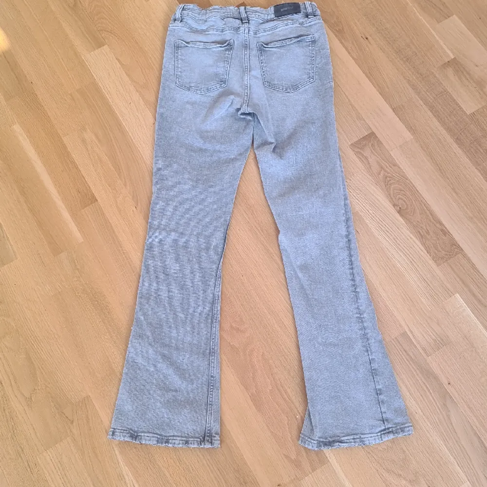 Säljer mina boot cut jeans från gina tricot då de är för små. Har endast legat i min garderob😊 finns att hämta i alsike/knivsta men går att posta om köparen betalar frakt💗. Jeans & Byxor.