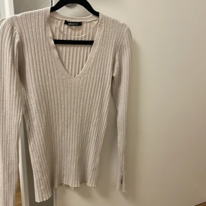 Super fin tröja, tyvärr är den för stor på mig.  - Den är i super bra skick. 