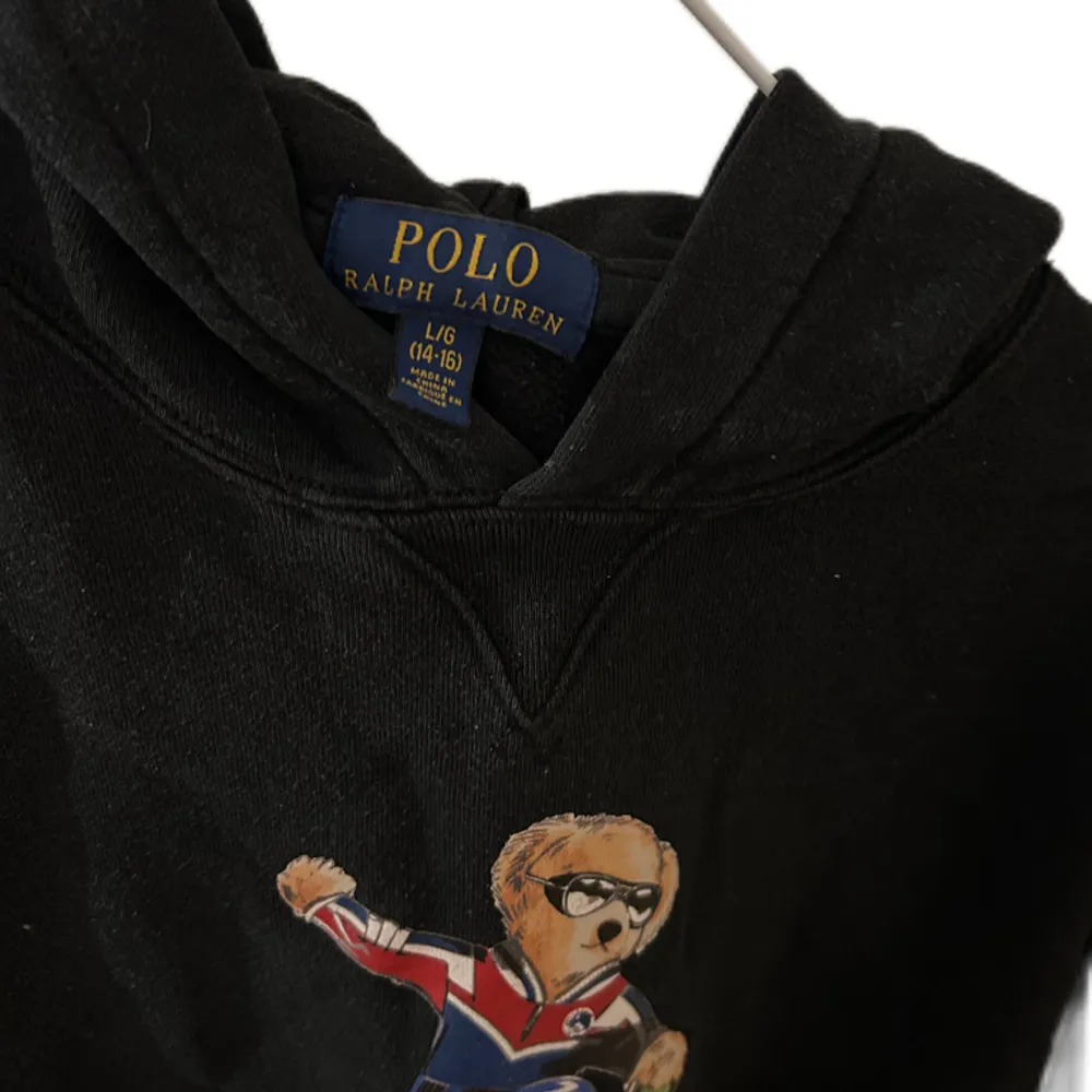 Hej, säljer denna snygga Ralph Lauren hoodie i rätt bra skick. Skulle säga 7,5/10. Storleken motsvarar ungefär s/xs. Hoodies.