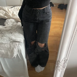 Mörk grå jeans - Baggy mörk grå Jeans med hål från bershka, sitter riktigt snyggt på rumpa och runt midja
