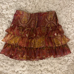 Mönstrad zara kjol - Mönstrad kjol från Zara, säljer då den är för liten för mig. 