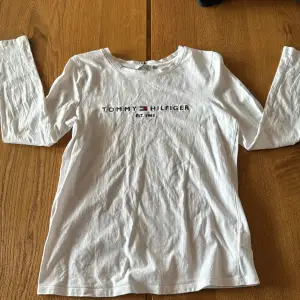 En tröja från Tommy Hilfiger som inte är genomskinlig, säljs då den inte kommer till användning 