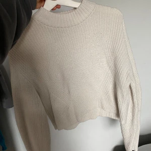 Stickad tröja  - Stickad tröja från Gina tricot. Storlek XXS men den passar mig som brukar ha S/M(se bild), lite mer croppad bara. Väldigt bra skick.