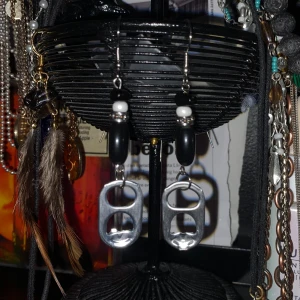 Örhängen  - Örhängen med pärlor och kapsyl. Medföljer plastplupp🖤