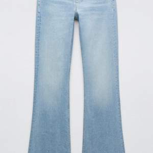Blåa Zara jeans som jag använt 3-4 gånger! Superfina och perfekta nu till vår och sommar!💗💗