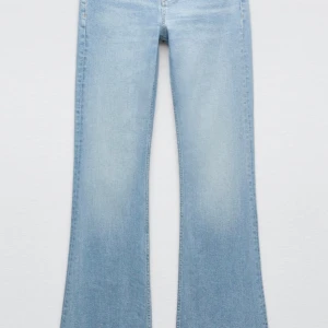 Blå Zara Jeans flare low rise - Blåa Zara jeans som jag använt 3-4 gånger! Superfina och perfekta nu till vår och sommar!💗💗
