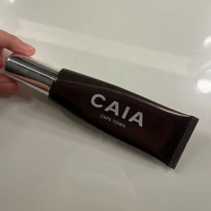 Caia cape town  - Säljer min nästan oanvända liquid bronzer från caia då jag inte använder den. Sett många använda den som drink elephants dropp och har testat den så en gång och det funka kanon❤️