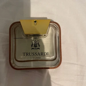 Trussardi My Land - Hej! Jag säljer denna parfym, Trussardi my land. Den luktar riktigt gott och börjar åt det lite fräschare och citrus hållet men efter ett tag så går den över till mer läder aktigt. Nypris 450kr så riktigt bra pris! Skulle gissa på runt 45ml kvar!
