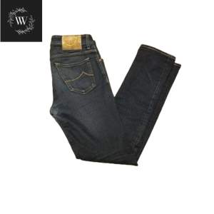 Säljer ett par feta mörkblåa Jacob Cohen jeans | storlek 32/32 | skick 8/10 | byxorna är lite använda | dm:a oss gärna om ni har funderingar om byxorna 💯 | modellen i bilden är 180 cm och väger 68 kg. 