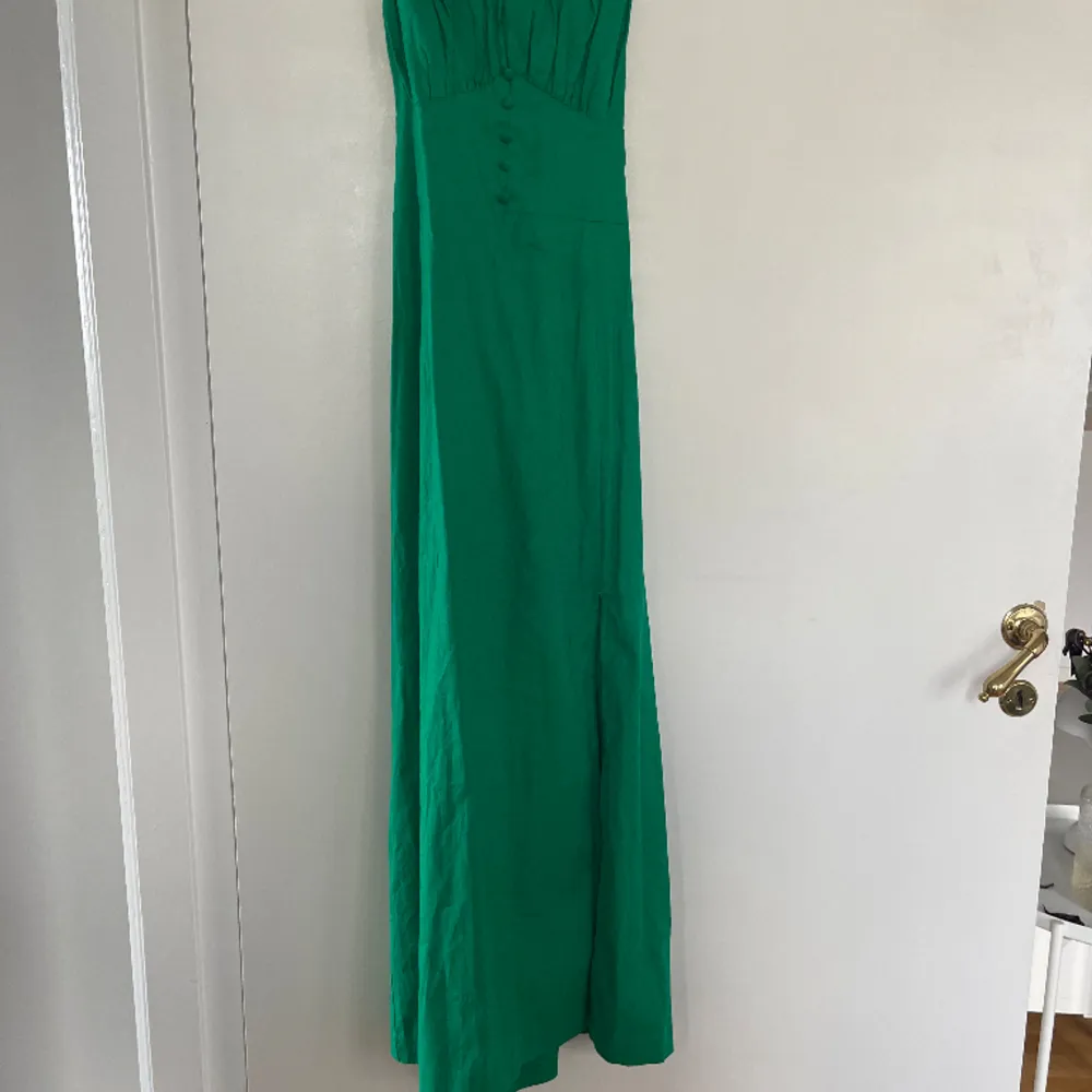 Aldrig använd klänning i fin grön färg. Ordinarie pris 400kr. Klänningar.