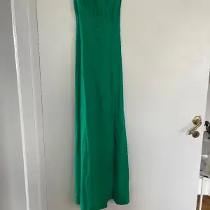 Aldrig använd klänning i fin grön färg. Ordinarie pris 400kr