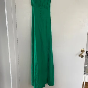Grön klänning  - Aldrig använd klänning i fin grön färg. Ordinarie pris 400kr