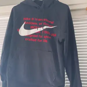 Nike hoodie köpt från Nike.com, bra kvalite, inga fläckar eller märken. Storlek S herr, knappt använd.