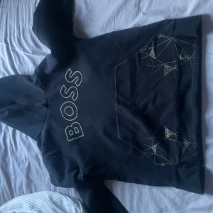 Boss hoodie - Säljer för använder inte längre, bra skick  8,3-10, nypris 1200kr, pris kan diskuteras vid snabbaffär