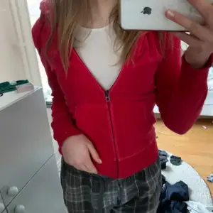 Jätte snygg röd zip up hoodie💞 köpte den här på plick (bilderna är ifrån hon jag köpte från) den är i bra skick! Den är från gamla h&m TRYCK INTE PÅ KÖP NU!!