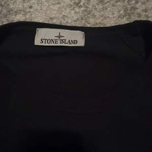 Hej säljer denna Stone Island sweatshirt eftersom den är för stor för mig! Köpte den för cirka 1 år sedan på Johnells och den är använd 2 gånger. Hör av dig vid intresse!