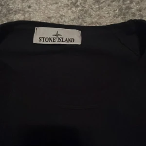 Stone Island sweatshirt  - Hej säljer denna Stone Island sweatshirt eftersom den är för stor för mig! Köpte den för cirka 1 år sedan på Johnells och den är använd 2 gånger. Hör av dig vid intresse!