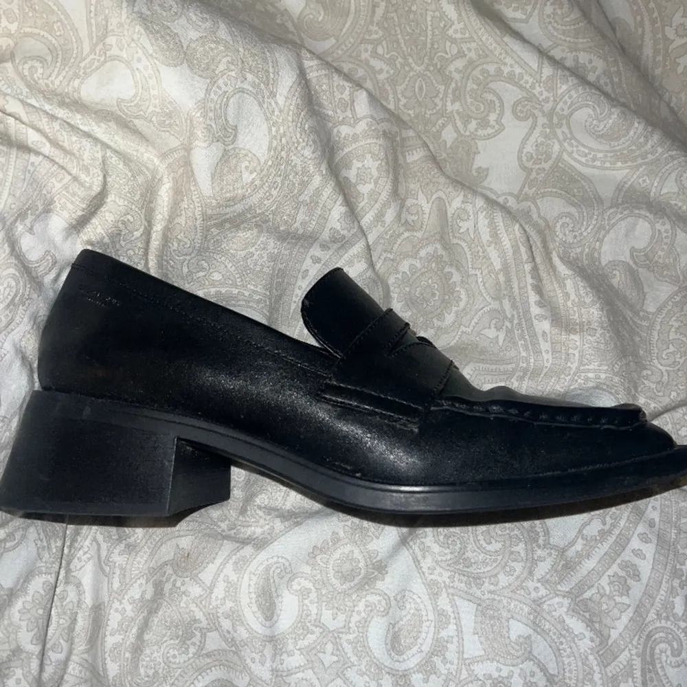 Supersnygga Vagabond loafers i modellen Blanca med fyrkantig tå i storlek 39. Använda ett fåtal gånger. Inga repor. Skor.