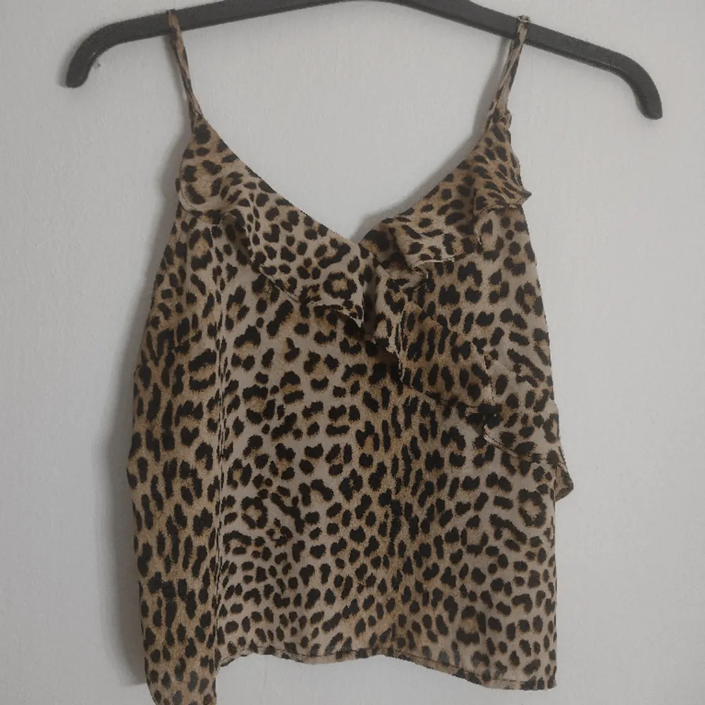 Jätte fint leopard linne med volanger från Gina Tricot!💞 Jag har aldrig använt den och den är i väldigt bra skick!💞  TRYCK INTE PÅ KÖP NU!. Blusar.