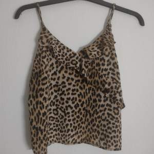 Jätte fint leopard linne med volanger från Gina Tricot!💞 Jag har aldrig använt den och den är i väldigt bra skick!💞  TRYCK INTE PÅ KÖP NU!