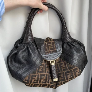 Fendi spy bag - Jätte snygg Fendi spy bag, osäker om den är äkta då den är köpt vintage men ovaset så är den fantastiska fin. En defekt på baksidan av handtaget där lädret har luckratsupp men inget som påverkar den dagliga andvändningen🤎