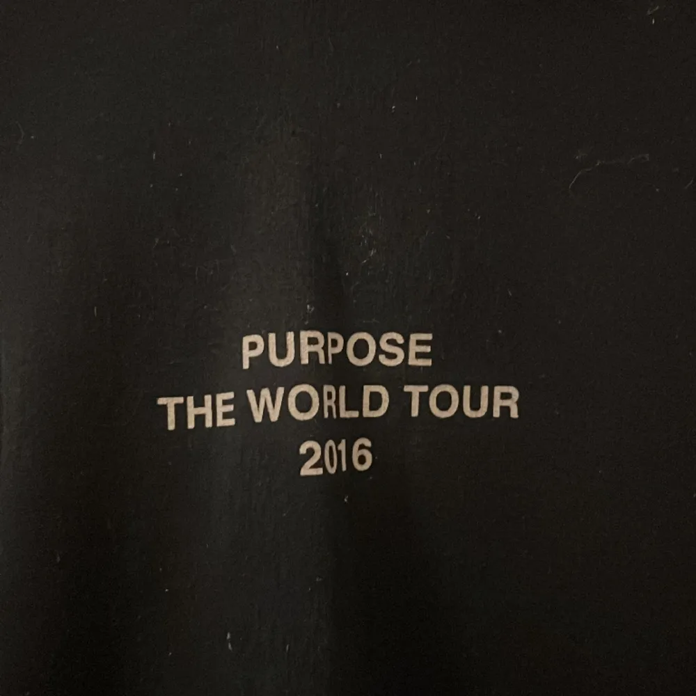 En använd Justin Bieber hoodie från hans purpose tour. Inga skador men lite nopprig. . Hoodies.