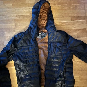 Replay jacka  - Säljer denna replay jacka då den är för stor för mig. Använd bara en gång så den är i ett perfekt skick! 