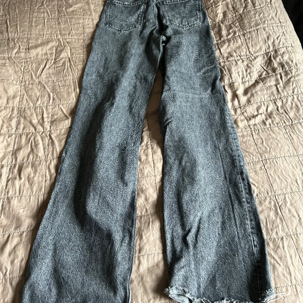 Säljer mina fina zara byxor, pga att de är för små. Rak fit, full length med repad kant så du kan klippa av de om du vill☺️. Jeans & Byxor.