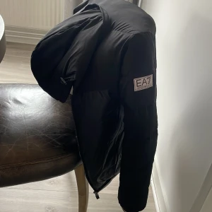 EA7 jacka - Storlek S (167cm- 177cm)  Köpt för 4600 säljer för 3200. Mycket bra skick. 