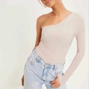 body🫶🏼 - så fin body köpt på nelly från märket missguided, helt oanvänd då den var för stor på mig, prislapp finns kvar 💕 perfekt för fest