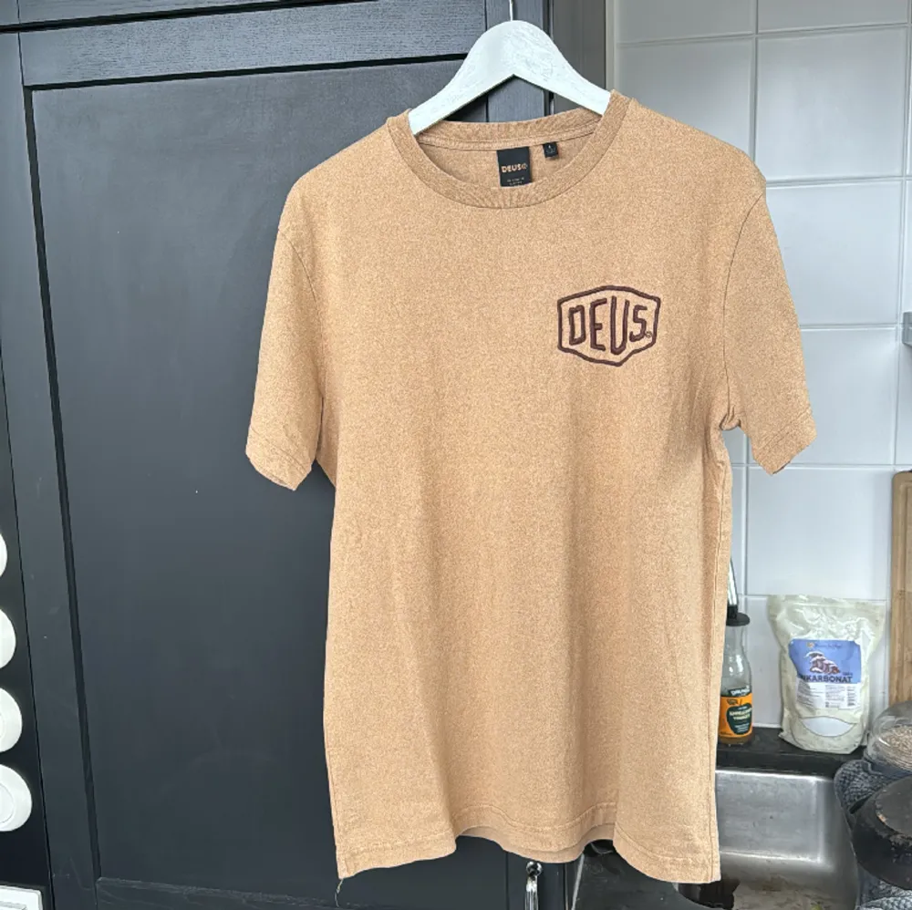 Limited edition, köpt Deus officiella butik på Bali.  Storlek Large 100% bomull  Nypris 899kr Mitt pris 499kr Ny utan  prislapp . T-shirts.