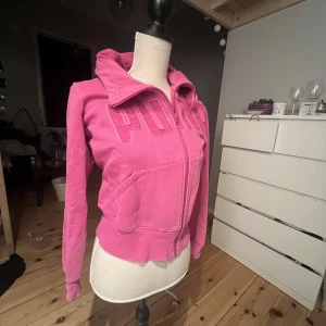Puma hoodie - Supersöt hoodie fr puma. Lite avskavd vid dragkedjan 